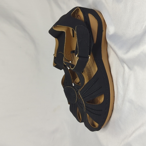 Black Lightweight Sandal - Picture 2 of 12